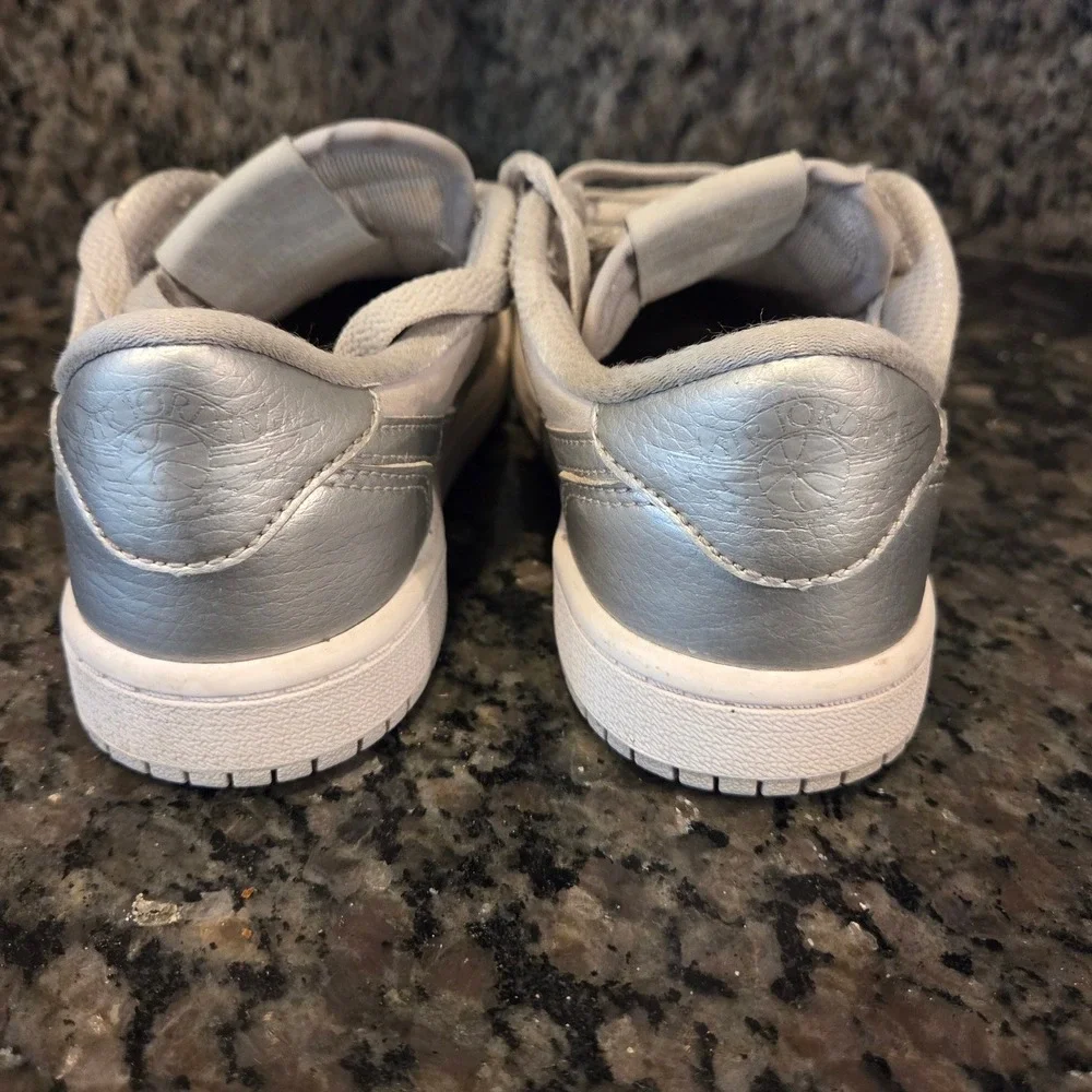 Nike Air Jordan 1 Low Kids Metallic Silver Photon Dust FQ5436-002 Size 1Y